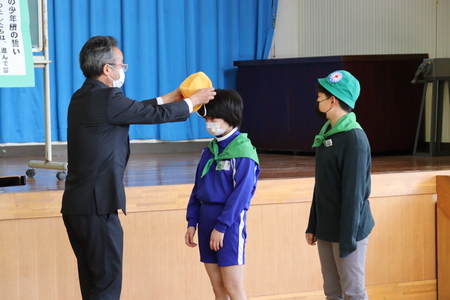 校長先生から黄色の帽子と緑の帽子をいただいています