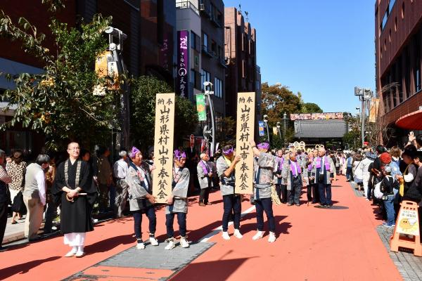 大わらじ奉納の様子　1