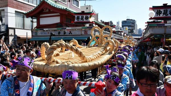 大わらじ奉納の様子　2