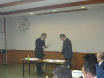 佐藤委員長へ諮問書を交付