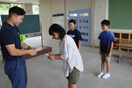 学習後、6年生は子ども救命士の認定証をいただきました