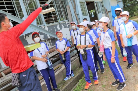 野外炊飯の説明中です「このような虫に気を付けましょう」