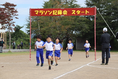 応援を受けながら、懸命に走っています