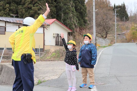 交差点を渡るときは、手をあげて渡ります