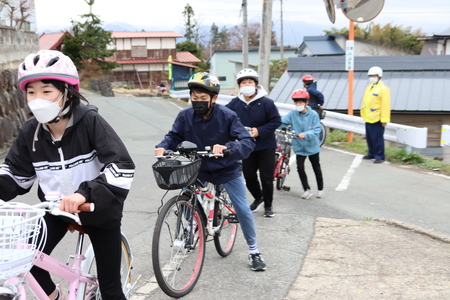 自転車に乗るときは左右の安全を確認してから乗ります