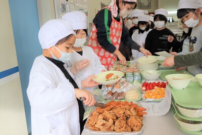 自分たちがリクエストした食べ物を食べることができます