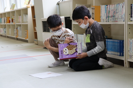 自主学習の内容を発表しています