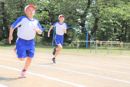 5年生の様子です。腕をふることを意識しています