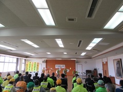 大黒舞を披露する児童の画像