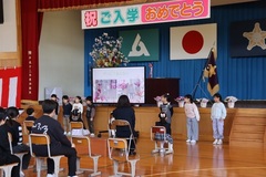 児童による学校紹介の画像