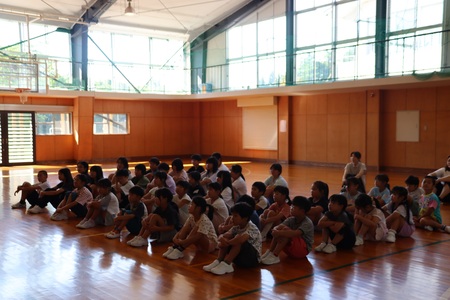 真剣に話を聞く子どもたち