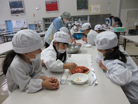 野菜をトッピングする子どもたち