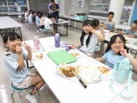 ピザを食べる子どもたち