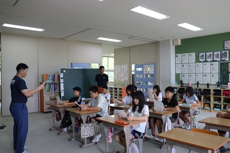 消防士さんの話を真剣に聞く子どもたち
