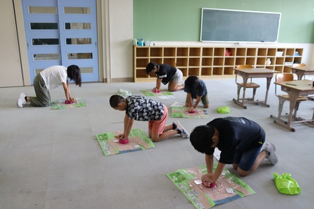 模型を使って練習する子どもたち