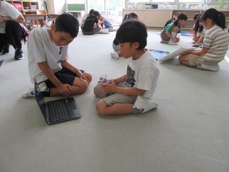 自由研究の発表を聞く子ども