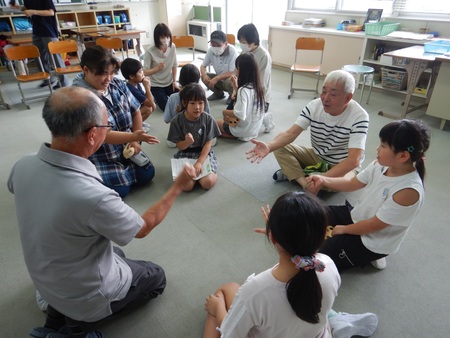 祖父や母とジャンケンする子どもたち