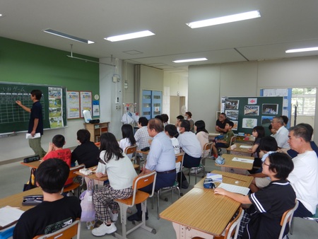 祖父母と一緒に学習する子どもたち