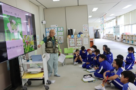 ノブさんの説明を聞く子どもたち