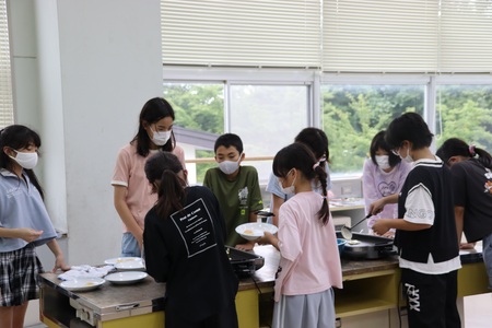 ホットケーキを作る子どもたち