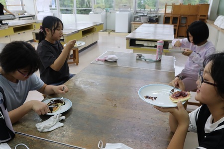 ホットケーキを食べる子どもたち