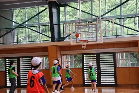 シュート見守る子どもたち