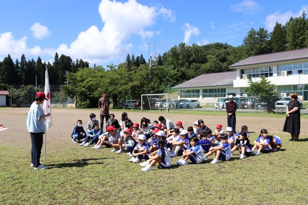 グラウンドに集合する子どもたち