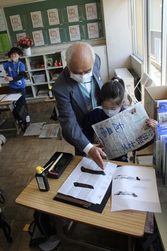 書道を教えてもらう3年生
