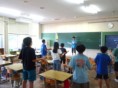 写真　教室で歌う様子