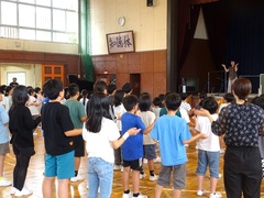 写真　集会で歌う様子