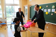 教育長から本の贈呈
