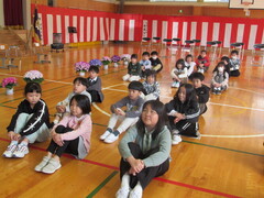 話を聞く児童たちの画像