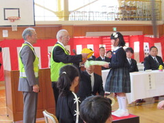 黄色い帽子のプレゼントの画像