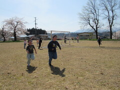 グラウンドで遊ぶ児童の画像