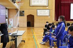 写真　質問をする様子