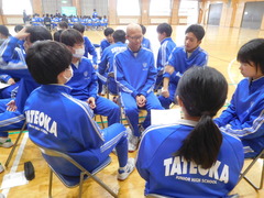 写真　グループで話し合う様子