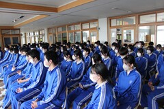 写真　講話を聴く生徒の様子