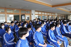 写真　講話を聴く生徒の様子2