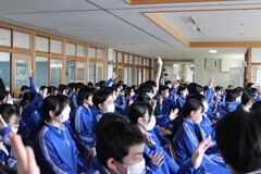 写真　講話を聴く生徒の様子3