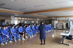 写真　講話を聴く生徒の様子4