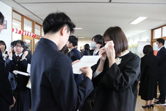 写真　両親へ手紙を読む様子