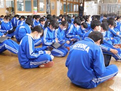 写真　発表を聞く全体の様子