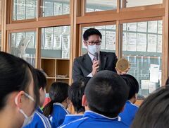 写真　講師が説明する様子1