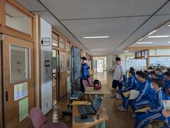 写真　質問をする様子