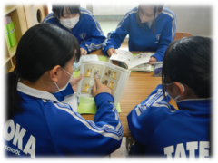 写真　本を紹介しあう様子