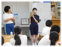 写真　おすすめの本を全体で発表する様子