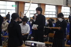 写真　プレゼント贈呈