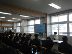 写真　2年保健授業の様子