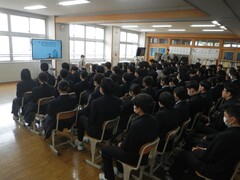 写真　3年保健授業の様子