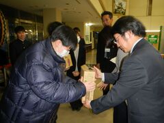 写真　贈呈の様子